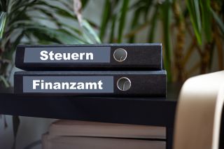 © ohenze - Adobe Stock.com Foto: Ordner für Steuern und Finanzamt