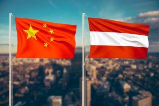 © UniqueEye - stock.adobe.com Foto: Flaggen - Österreich und China