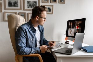 © shunevich - stock.adobe.com Foto: Mann arbeitet im Homeoffice