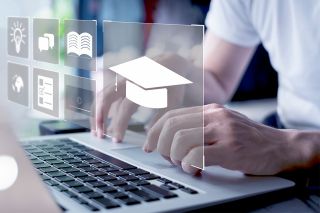 © Lek - stock.adobe.com Foto: Mann nutzt Online-Schulungen und E-Learning-Webinare